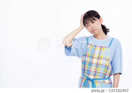 頭が痛い女性 頭が痛い女性 135182407