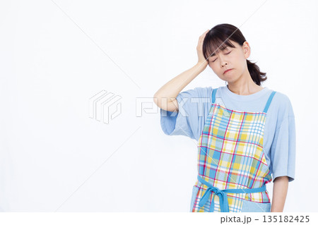 頭が痛い女性 頭が痛い女性 135182425