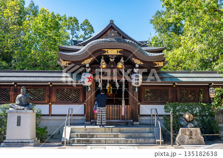 陰陽師 安倍晴明屋敷跡に鎮座する晴明神社 拝殿 京都市上京区晴明町 陰陽師 安倍晴明屋敷跡に鎮座する晴明神社 拝殿 京都市上京区晴明町 135182638