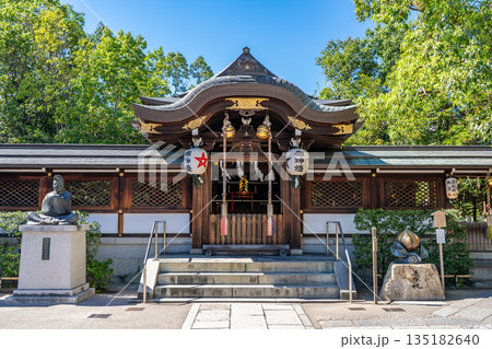 陰陽師　安倍晴明屋敷跡に鎮座する晴明神社　拝殿　京都市上京区晴明町 135182640