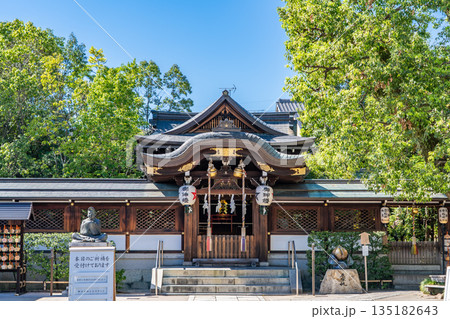 陰陽師　安倍晴明屋敷跡に鎮座する晴明神社　拝殿　京都市上京区晴明町 135182643