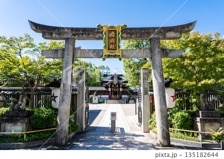 陰陽師　安倍晴明屋敷跡に鎮座する晴明神社　鳥居　京都市上京区晴明町 135182644