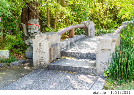 陰陽師 安倍晴明屋敷跡に鎮座する晴明神社 境内の一條戻橋 陰陽師 安倍晴明屋敷跡に鎮座する晴明神社 境内の一條戻橋 135182831