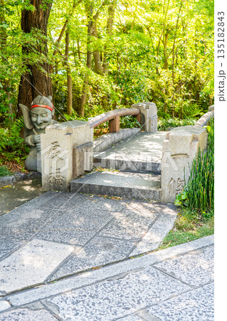 陰陽師 安倍晴明屋敷跡に鎮座する晴明神社 境内の一條戻橋 陰陽師 安倍晴明屋敷跡に鎮座する晴明神社 境内の一條戻橋 135182843
