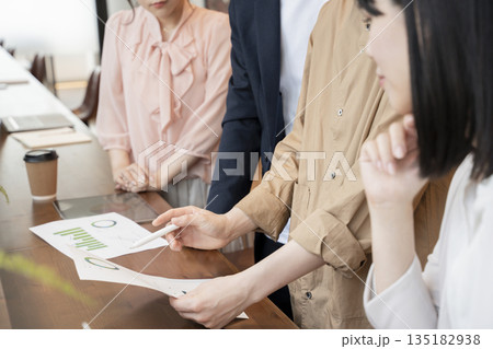 ビジネスシーン ビジネスシーン 135182938
