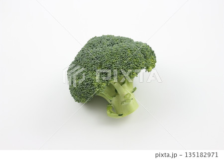 健康的な食生活を象徴するブロッコリーの写真 135182971