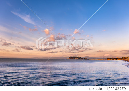 朝焼けに染まる湘南海岸と、雪化粧した富士山・江の島の絶景 朝焼けに染まる湘南海岸と、雪化粧した富士山・江の島の絶景 135182979