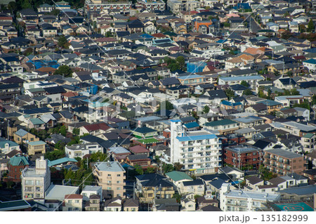 高所から眺める住宅密集地 135182999