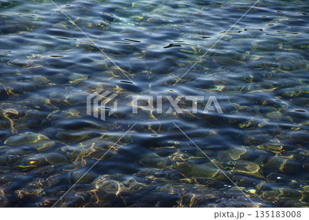 揺らめく透明な海水の水面 揺らめく透明な海水の水面 135183008