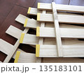 DIY用の木製すのこと木材の質感 135183101