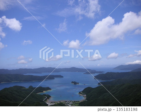奄美大島の高台から望む美しい大島海峡の絶景 奄美大島の高台から望む美しい大島海峡の絶景 135183198