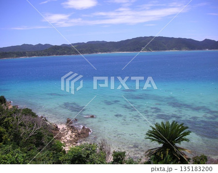 高台から見下ろす奄美大島の青い海と山並みのコントラスト 135183200
