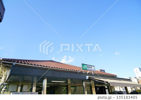 青空の鶯谷駅 135183405