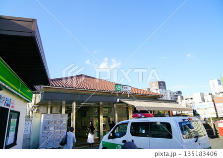 JR山手線鶯谷駅の入り口 135183406
