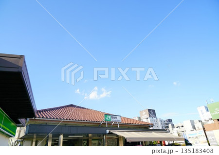 青空の鶯谷駅 135183408