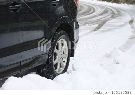 スタッドレスタイヤでの雪道走行 スタッドレスタイヤでの雪道走行 135183588