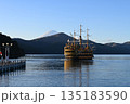 遠く富士を望む箱根海賊船と芦ノ湖の風景 135183590