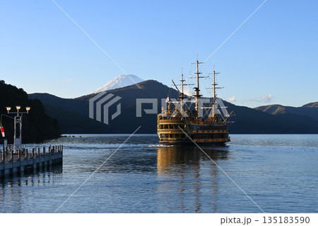 遠く富士を望む箱根海賊船と芦ノ湖の風景 遠く富士を望む箱根海賊船と芦ノ湖の風景 135183590