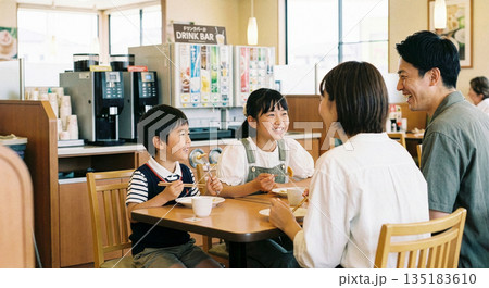 ファミリーレストランで食事をするファミリー ファミリーレストランで食事をするファミリー 135183610