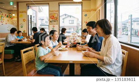 ファミリーレストランで食事をするファミリー 135183611
