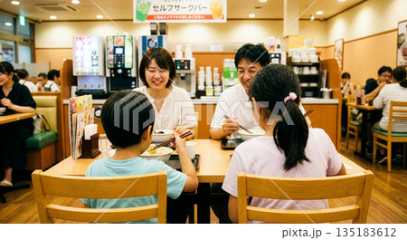 ファミリーレストランで食事をするファミリー 135183612