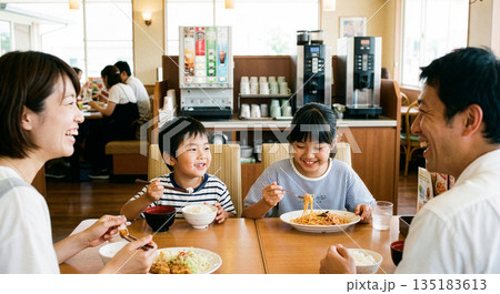 ファミリーレストランで食事をするファミリー 135183613