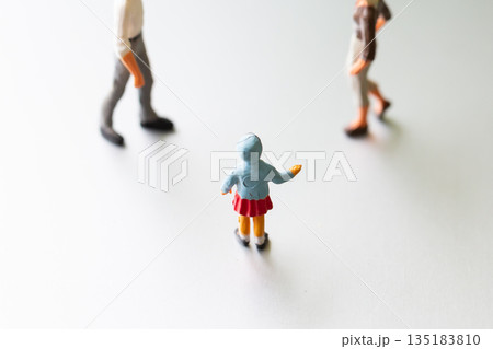 ミニチュアの子どもの前で向き合う男女 父母 親子 親権 離婚 イメージ 135183810