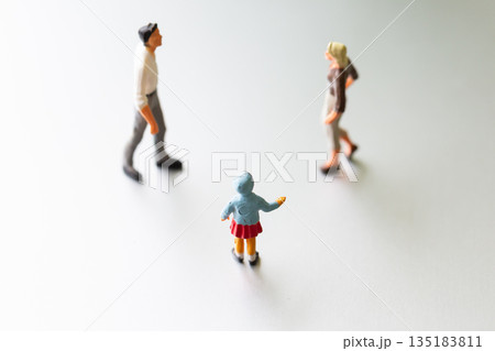 ミニチュアの子どもの前で向き合う男女 父母 親子 親権 離婚 イメージ 135183811