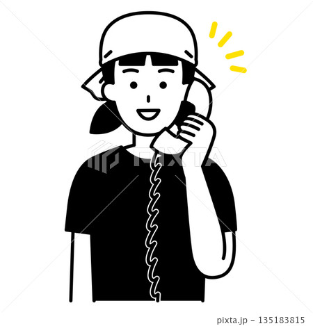 電話応対する居酒屋の女性店員 135183815