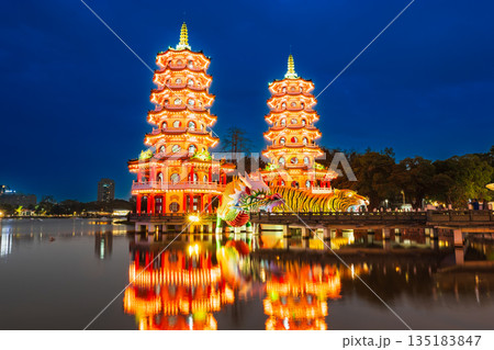 台湾　高雄　夜の蓮池潭 135183847