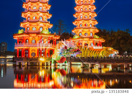 台湾　高雄　夜の蓮池潭 135183848
