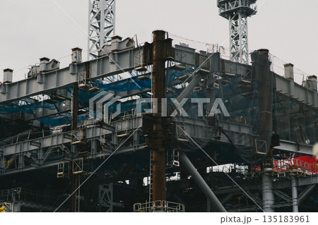 再開発が進む建設途中のビルの鉄骨 135183961