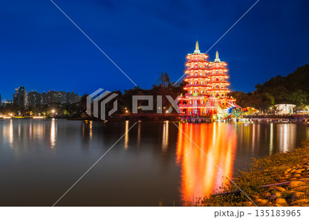 台湾　高雄　夜の蓮池潭（れんちたん） 135183965