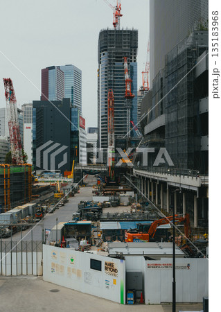 再開発が進む工事中の高輪ゲートウェイシティ周辺の風景 再開発が進む工事中の高輪ゲートウェイシティ周辺の風景 135183968