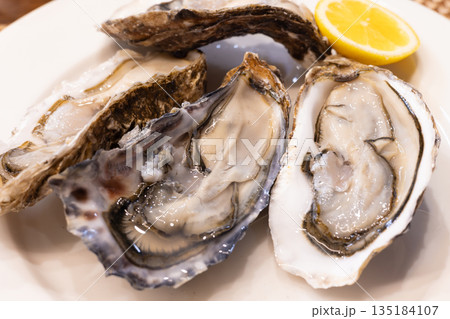 北海道の美味しい生牡蠣 北海道の美味しい生牡蠣 135184107