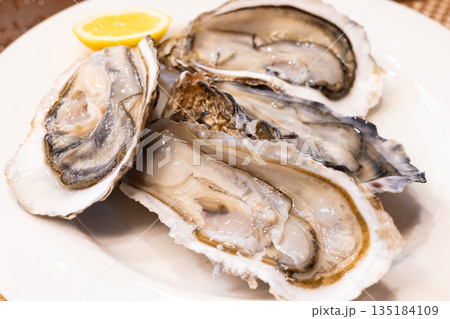 北海道の美味しい生牡蠣 北海道の美味しい生牡蠣 135184109