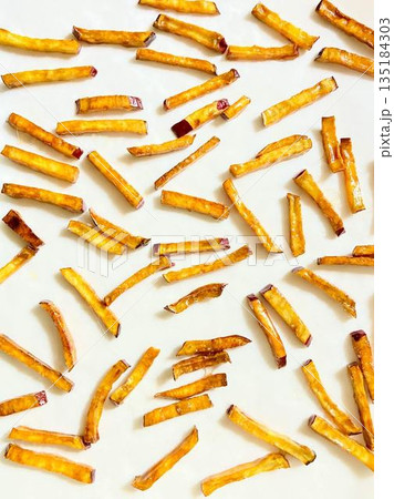 離してコーティングされた飴を乾かしている途中の芋けんぴ 135184303