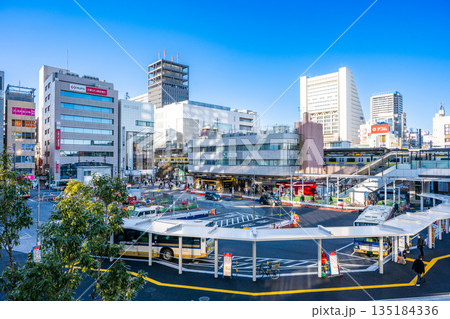JR中野駅南口の都市風景 135184336