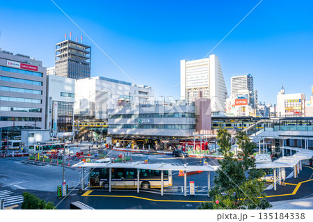 JR中野駅南口の都市風景 135184338