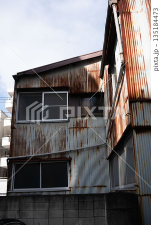 老朽化して錆びた工場、廃墟となった町工場 135184473