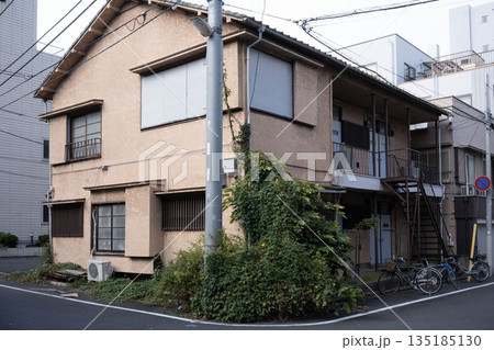 2階建てのモルタルアパート、老朽化した昭和木造建築の一軒家 2階建てのモルタルアパート、老朽化した昭和木造建築の一軒家 135185130