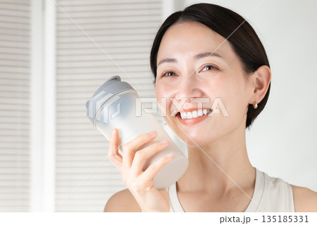 プロテインを持つ女性 135185331