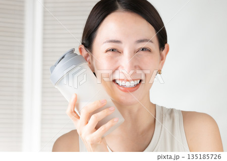 プロテインを持つ女性 135185726