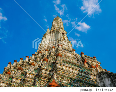 ワット・アルンの仏塔　タイのバンコク 135186432