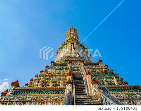 ワット・アルンの仏塔 タイのバンコク ワット・アルンの仏塔 タイのバンコク 135186433
