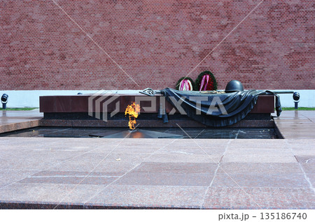 Eternal flame in the Alexander Garden in Moscow 135186740