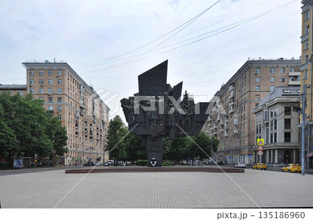 Monument to the People's Militia of the Proletarian district on Avtozavodskaya Street in Moscow 135186960
