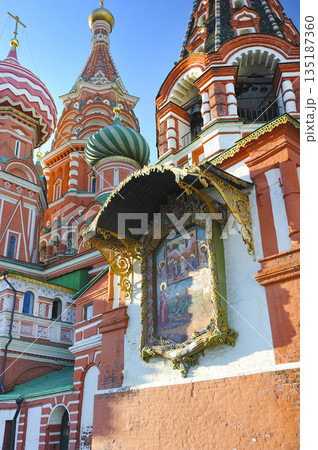 view of the domes of St. Basil's Cathedral in Moscow 135187360