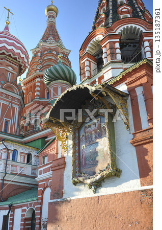 view of the domes of St. Basil's Cathedral in Moscow 135187361