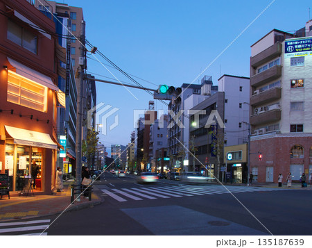 年の瀬の夕暮れの外苑西通り(広尾橋交差点) 都市景観(2025年12月) 年の瀬の夕暮れの外苑西通り(広尾橋交差点) 都市景観(2025年12月) 135187639